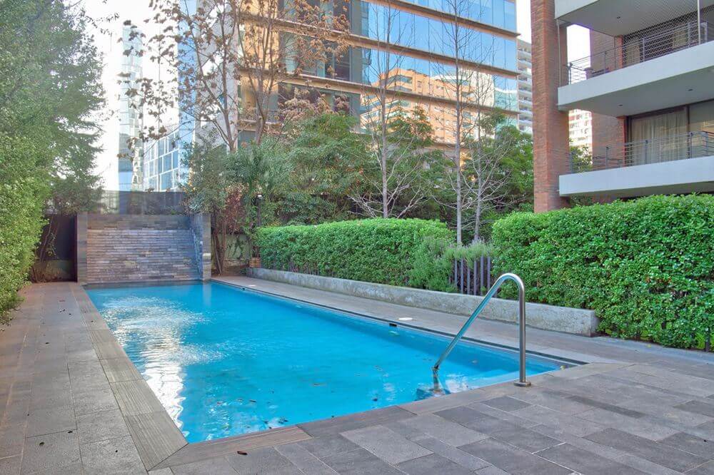 Pequeña piscina de un céntrico edificio en Nueva Las Condes
