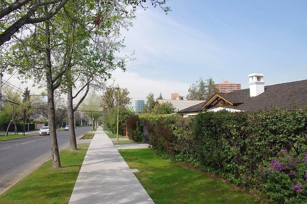 Rue résidentielle typique de Vitacura avec des arbres